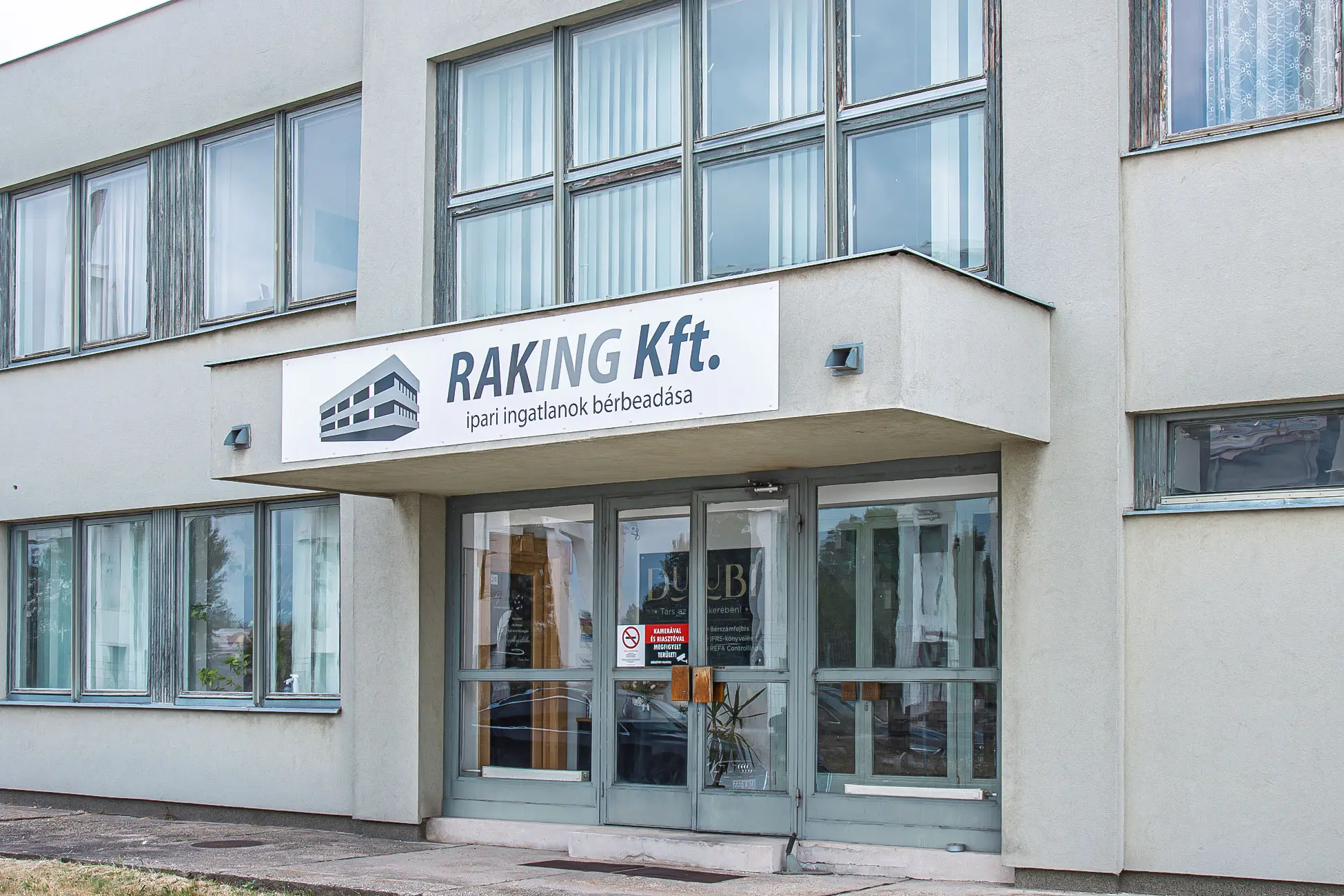 berelheto_irodak_targyalok_bemutatotermek_kecskemet_raking.hu